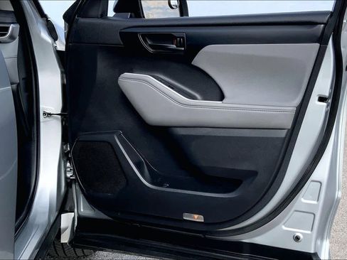 Used 2022 Toyota Highlander L image 21