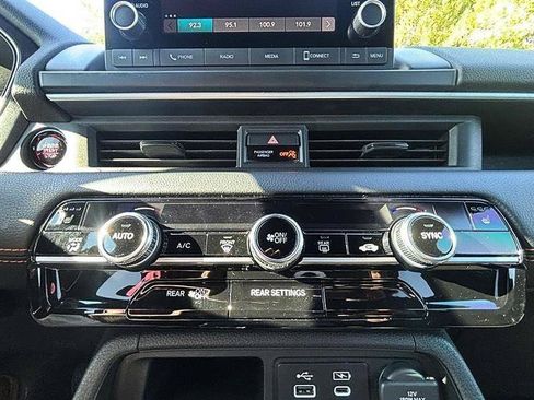 Used 2025 Honda Pilot Sport image 25