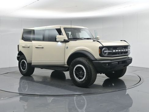 Certified 2025 Ford Bronco Outer Banks w/ Sasquatch Package AWD/4WD image 35