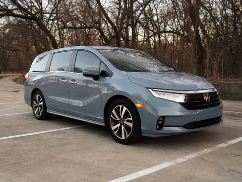 Used 2023 Honda Odyssey Touring image 2