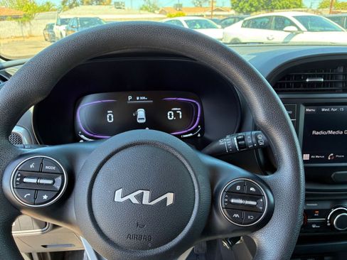 Used 2025 Kia Soul LX w/ LX Technology Package FWD image 32
