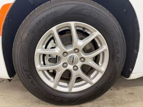 Used 2024 Chrysler Pacifica Touring-L FWD image 30