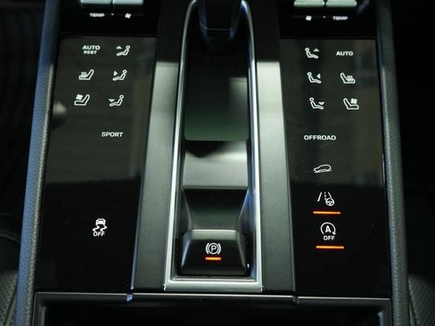 Certified 2025 Porsche Macan AWD/4WD image 22