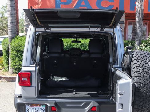 Used 2018 Jeep Wrangler Unlimited Rubicon w/ LED Lighting Group AWD/4WD image 8