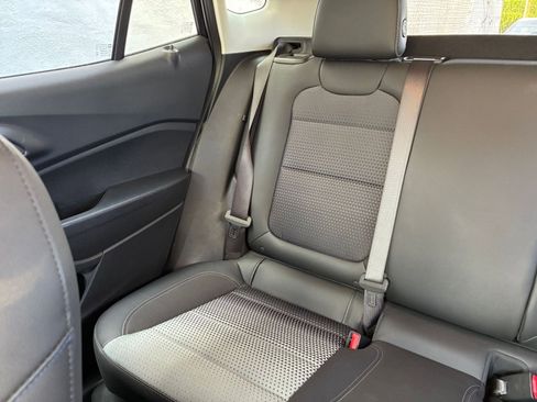 Used 2025 Chevrolet Trax LT image 38