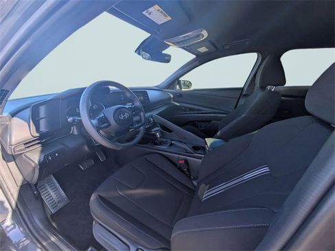 Used 2025 Hyundai Elantra Sport image 2