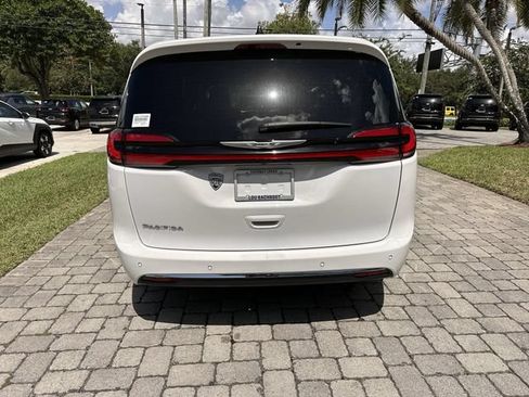 Used 2024 Chrysler Pacifica Touring FWD image 36