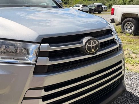 Used 2018 Toyota Highlander XLE AWD/4WD image 29