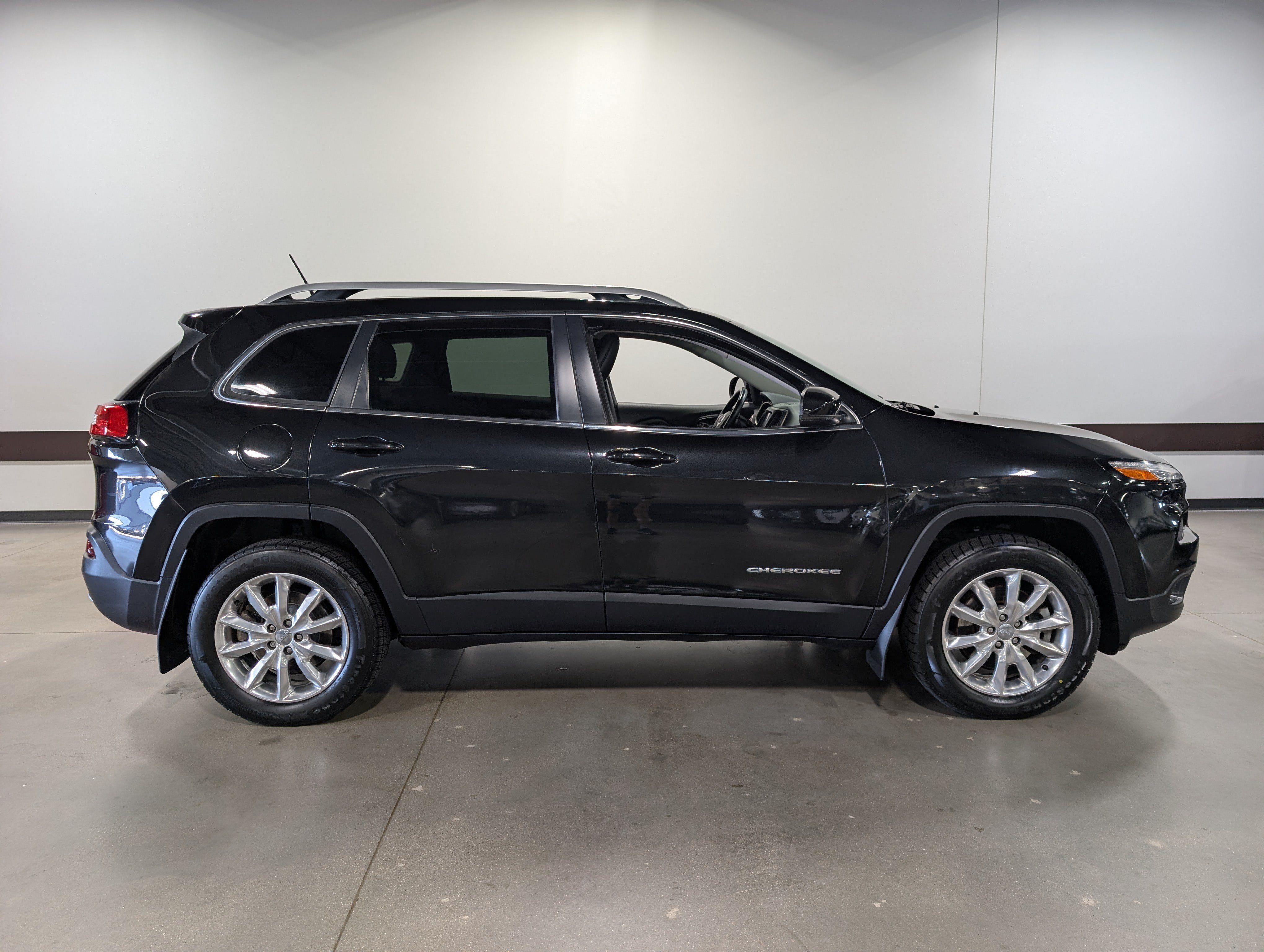 Used 2015 Jeep Cherokee Limited AWD/4WD image 8