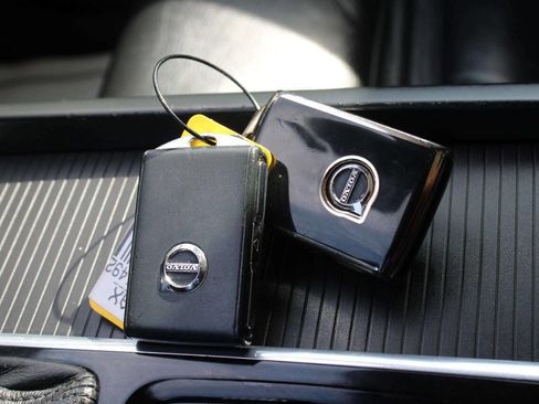 Used 2019 Volvo XC60 T5 Momentum w/ Multimedia Package image 33