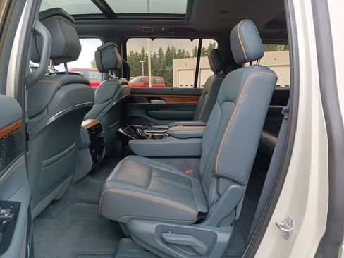 Used 2022 Jeep Grand Wagoneer Series II w/ Premium Group II AWD/4WD image 23