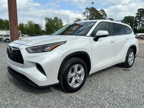 Used 2023 Toyota Highlander L FWD image 3