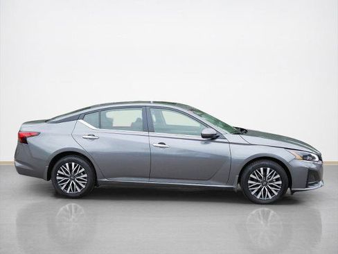 Certified 2023 Nissan Altima 2.5 SV w/ SV Premium Package AWD/4WD image 2