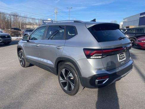 Certified 2025 Volkswagen Taos SE w/ Panoramic Sunroof Package image 2