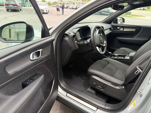 Certified 2025 Volvo XC40 B5 Plus AWD/4WD image 8