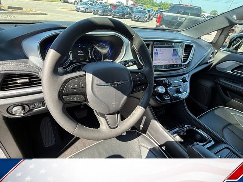 Used 2025 Chrysler Pacifica Limited FWD image 13