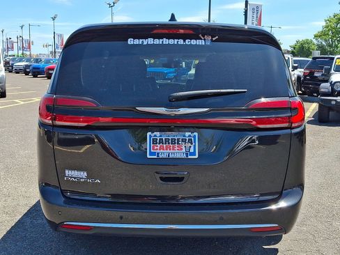 Used 2023 Chrysler Pacifica Touring-L FWD image 5