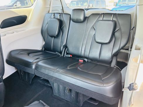 Used 2023 Chrysler Pacifica Touring-L image 27