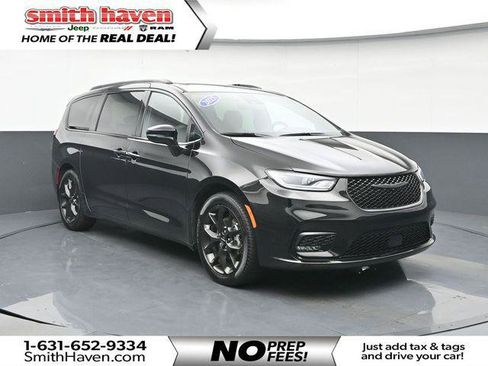 Certified 2025 Chrysler Pacifica Limited FWD image 1