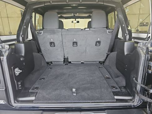 Used 2021 Jeep Wrangler Unlimited Rubicon w/ Cold Weather Group AWD/4WD image 12