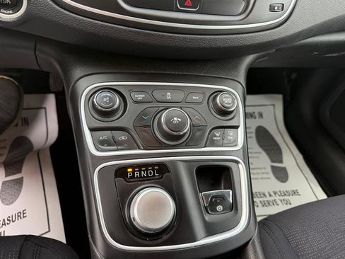 Used 2015 Chrysler 200 Limited w/ Convenience Group image 40
