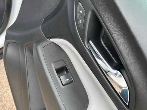 Used 2021 Chevrolet Equinox LS image 28