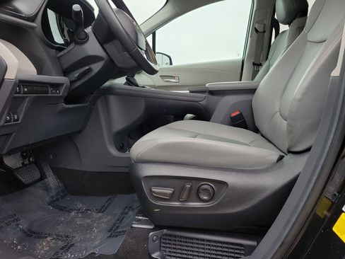 Used 2024 Toyota Sienna XLE image 16