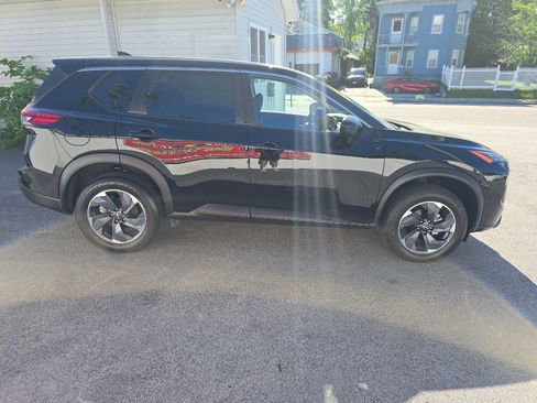 Used 2025 Nissan Rogue SV AWD/4WD image 3