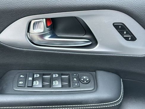 Used 2025 Chrysler Pacifica Limited w/ Uconnect Theater Family Group image 22