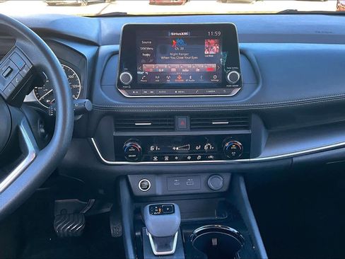 Used 2023 Nissan Rogue SV image 2