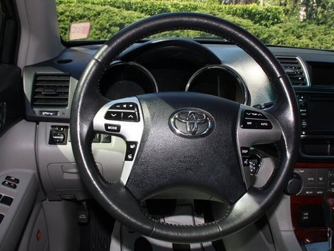 Used 2013 Toyota Highlander Limited AWD/4WD image 22