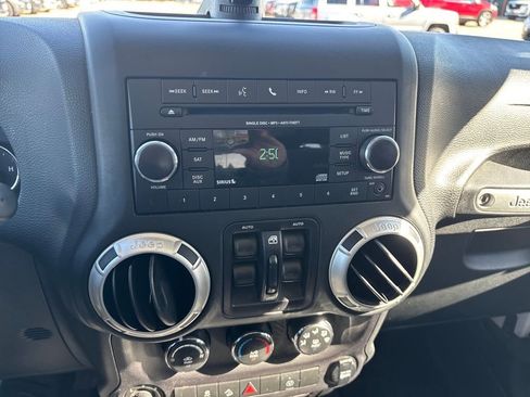 Used 2018 Jeep Wrangler Unlimited Sahara w/ Connectivity Group image 18