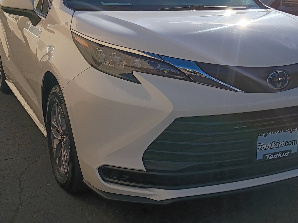 Used 2025 Toyota Sienna LE FWD image 11