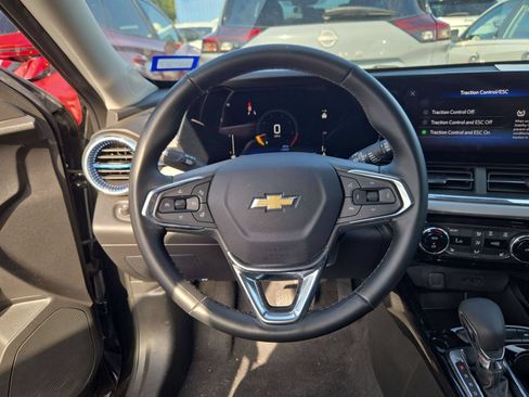 Used 2025 Chevrolet Trax LT w/ LT Convenience Package FWD image 13