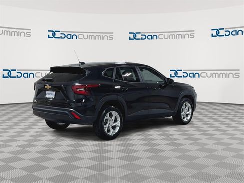 Used 2024 Chevrolet Trax LS w/ LS Convenience Package image 8