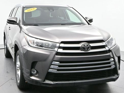 Used 2019 Toyota Highlander Limited AWD/4WD image 2
