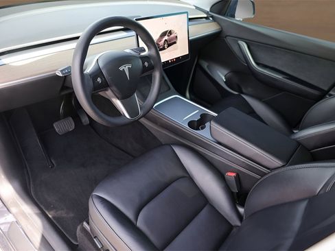 Used 2022 Tesla Model Y Long Range image 10