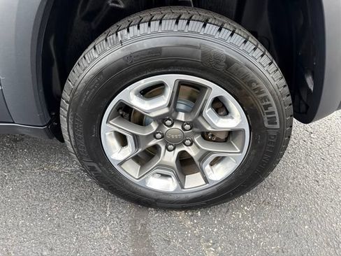 Used 2019 Jeep Cherokee Trailhawk w/ Cold Weather Group AWD/4WD image 7