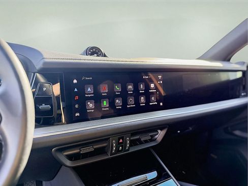 Used 2024 Porsche Cayenne w/ Premium Package image 25