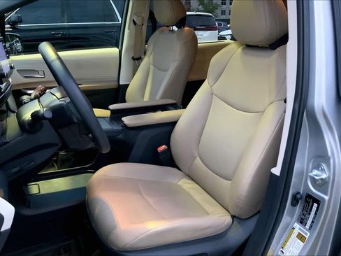 Used 2023 Toyota Sienna XLE FWD image 8
