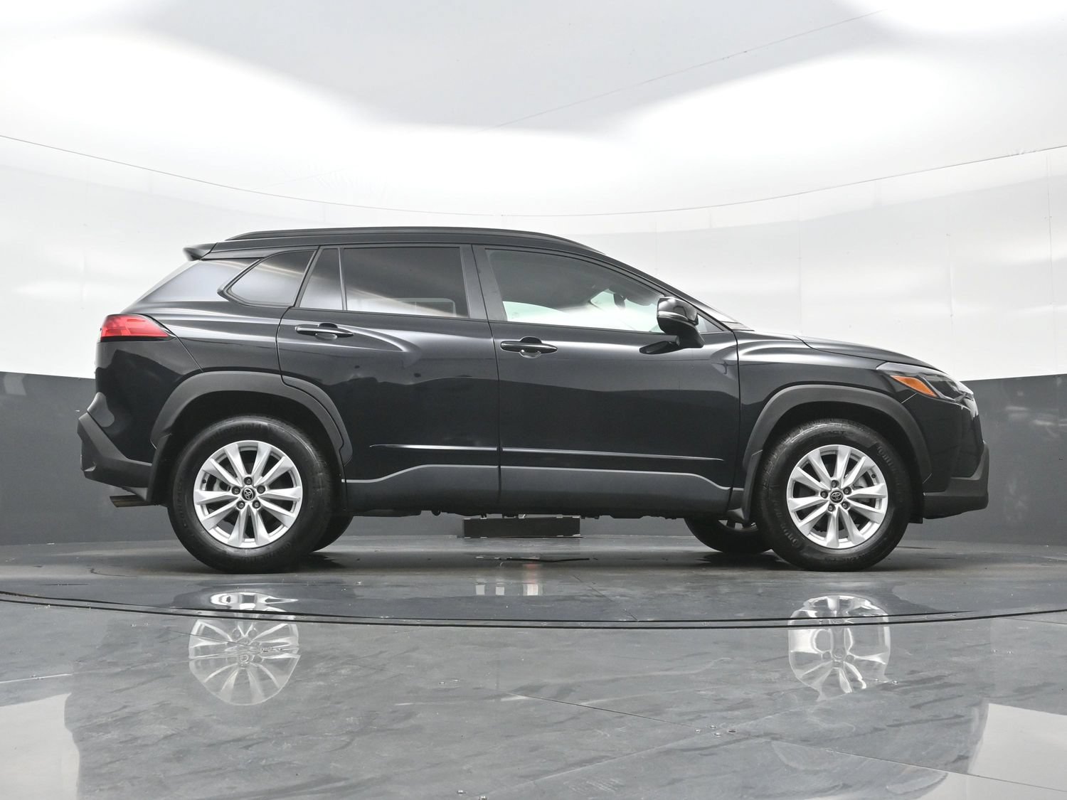 Used 2023 Toyota Corolla Cross LE AWD/4WD image 32
