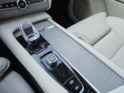 Used 2025 Volvo XC90 T8 Ultra image 12