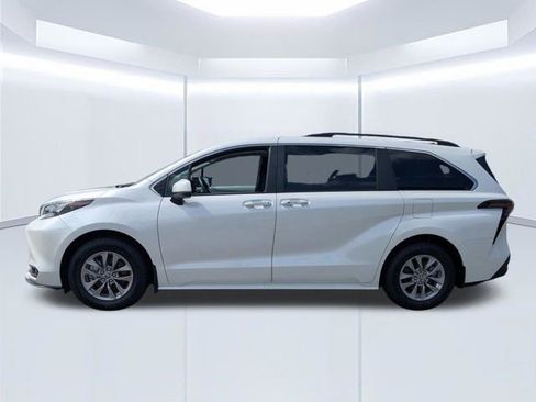 Used 2025 Toyota Sienna XLE w/ XLE Plus Package FWD image 7
