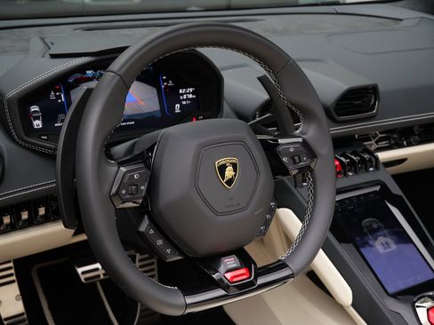 Used 2024 Lamborghini Huracan EVO image 18