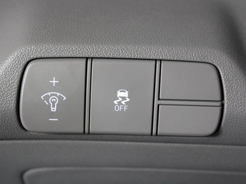 Certified 2025 Hyundai Elantra Sport image 23