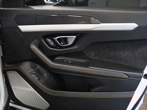 Used 2019 Lamborghini Urus AWD/4WD image 43