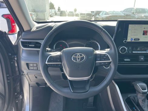 Used 2025 Toyota Highlander LE image 36