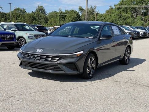 New 2025 Hyundai Elantra SEL image 3