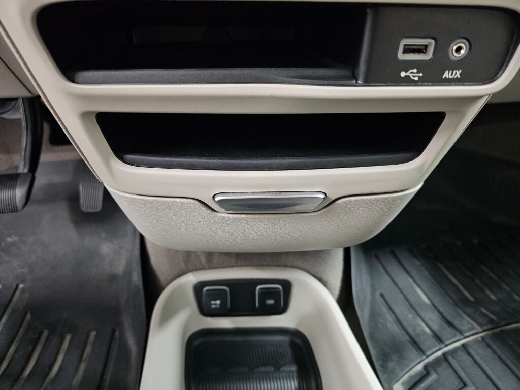 Used 2020 Chrysler Pacifica Touring-L FWD image 24