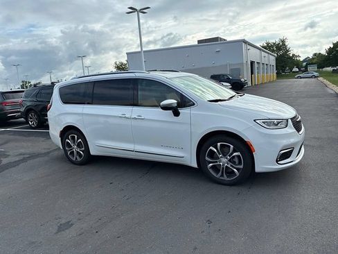 Used 2026 Chrysler Pacifica Pinnacle AWD/4WD image 3